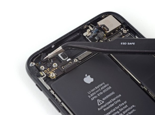 تعمیر مین برد iPhone 7