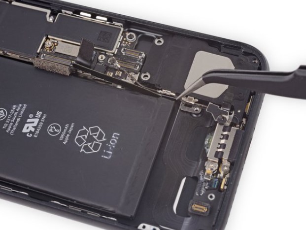 تعمیر بلندگوی iPhone 7