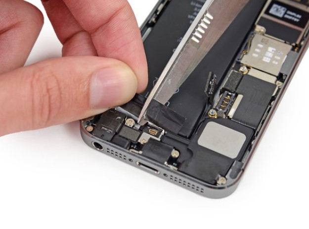تعمیر باطری iPhone SE