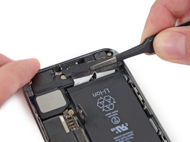 تعمیر باطری iPhone SE