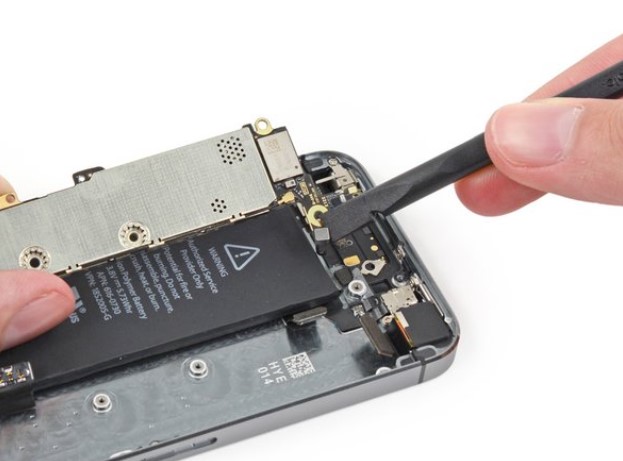 تعمیر برد iPhone SE