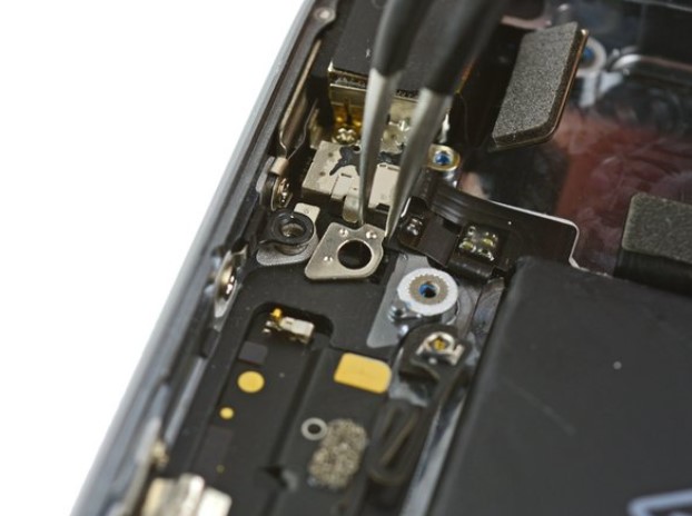 تعمیر برد iPhone SE